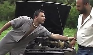 Gaúchos arrumando carro - Pura Brotheragem