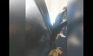 Las piernas de una chica en la plaza.