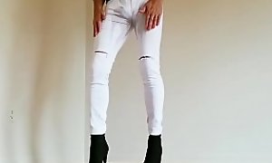 Vanity peeing in her white jeans