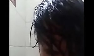 Emo tomando banho ao som de Linkin park