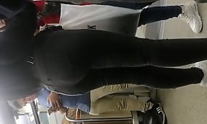 Culo en jeans negros. Teen in black jeans in subway