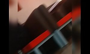 Upskirt a madura en restaurante