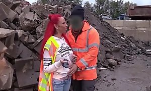 Baustellen Arbeiter fickt rothaariges Teen bei der Arbeit ohne Kondom - German Redhead