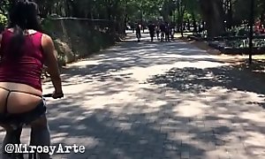 Putita Chilanga montada en bicicleta va mostrando el culo. Universitarios la ven. Bosque de Chapultepec (1). EXHIBICIONISMO