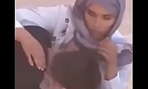 Espiando a un amigo  con su prima