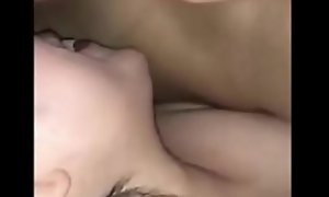 PUTITA NO QUIERE QUE LA GRABEN MIENTRAS LA CHUPA