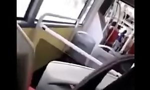 Mão amiga no ônibus: pegando na pica escondido