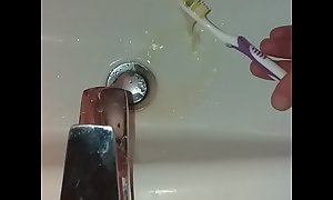 Sikanie na szczoteczkę żony / piss on wife's toothbrush