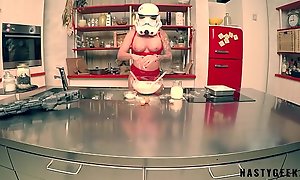 Stormtrooper try to coocking but squirt on the kitchen