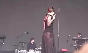 Who is this thicc white girl singer artist on stage?