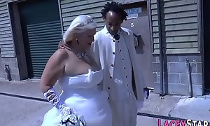 Sixtynining granny bride rides and jerks