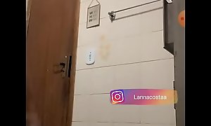 Novinha limpando Banheiro de shortinho Bigo Live Parte 3