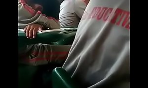 Homosexuales besandose en clases