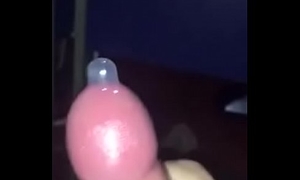 Uno chico cums en condom