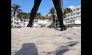 en la playa con mis leggins transparentes
