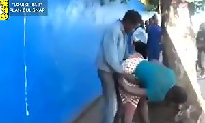 Il baise une africaine dans la rue en public
