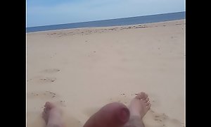 Sozinho na praia de nudismo , manta rota