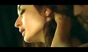 Kareena kapoor sex with arjun rampal adjacent to movie heroine with bold intimate scene