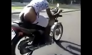 Axereca novinha caiu na net pilotando moto com cu de fora