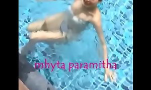 teen swiming seduce her dad