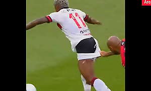 Vitinho do Flamengo fica de sunga durante partida