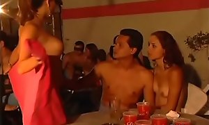 Tremenda orgia en un club swinger en Medellin