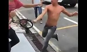 Loirinho sendo fodido com força pelo lutador de muay thai (ao vivo)
