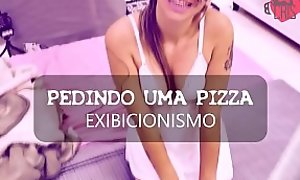 Cristina Almeida Provocando Entregador de Pizza sem calcinha com marido escondido no banheiro, este foi seu segundo vídeo gravado neste gênero