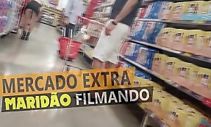 Cristina Almeida se exibindo dentro do supermercado extra com o marido filmando escondido.
