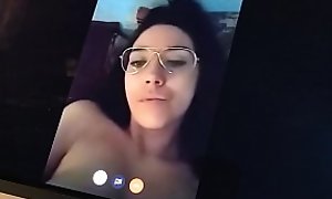 Milf madura española sacando la lengua por webcam para que se le corran en la cara. A esta curvy gordita le gusta mucho hacer la guarra y tener cibersexo con sus fans.
