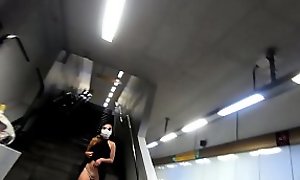 travesuras en el metro de la ciudad en cuarentena, me desnudo y me masturbo (video completo en XVIDEOS.RED)