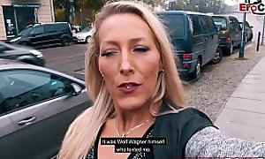 Deutsche Frau schleppt eine Frau ab zu einem Lesbensex EroCom Date