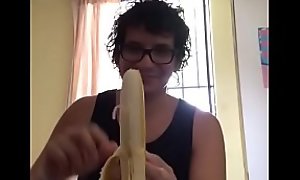 Putita caliente pela banana para luego comersela (Garganta profunda)