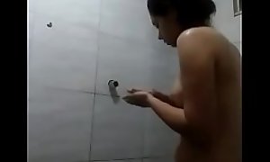 Novinha nua tomando banho, muito linda e perfeita sendo filmada