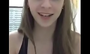 streamer novinha mostrando o bico do peito na live