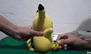 Pikachu traçando a vara no pichu , com jogo de futebol de fundo